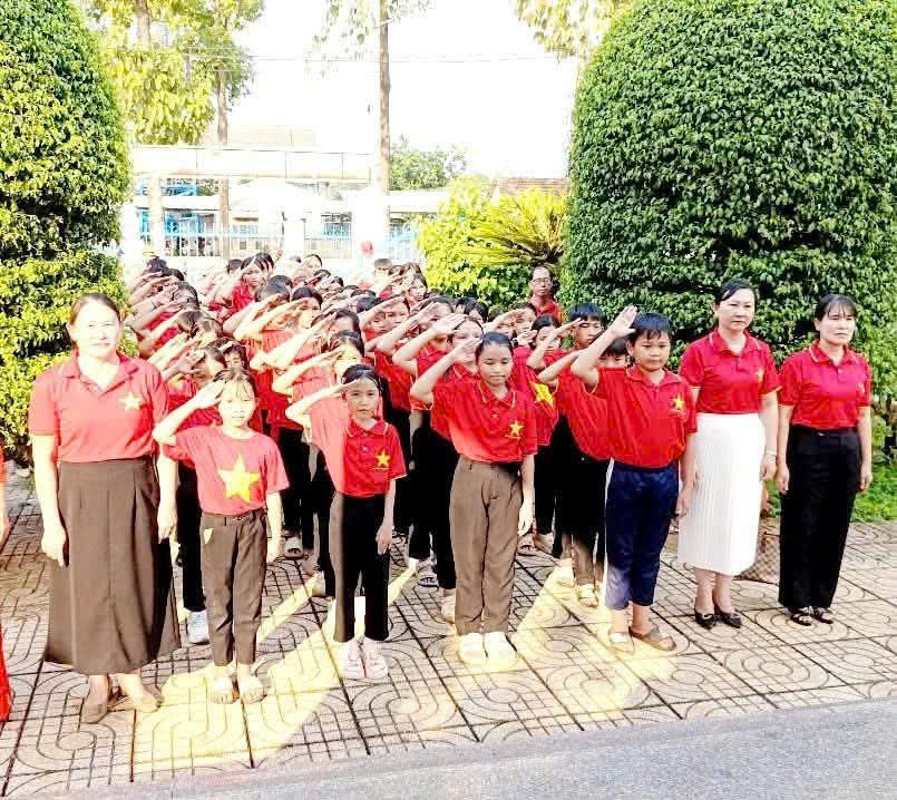 Trường TH&THCS Thuận Lợi tổ chức chuỗi hoạt động “ĐẤT NƯỚC TRỌN NIỀM VUI”