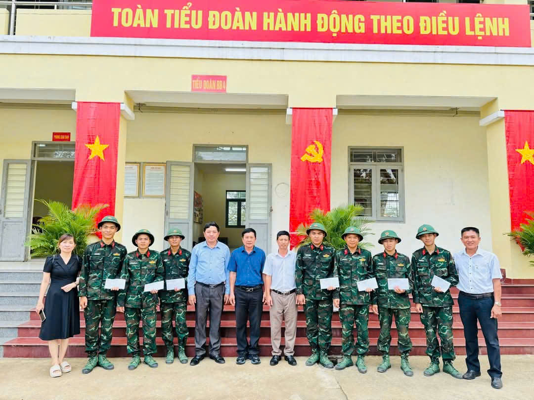 Đảng ủy - HĐND - UBND - UBMTQVN xã Thuận Lợi thăm, động viên chiến sỹ mới năm 2025.
