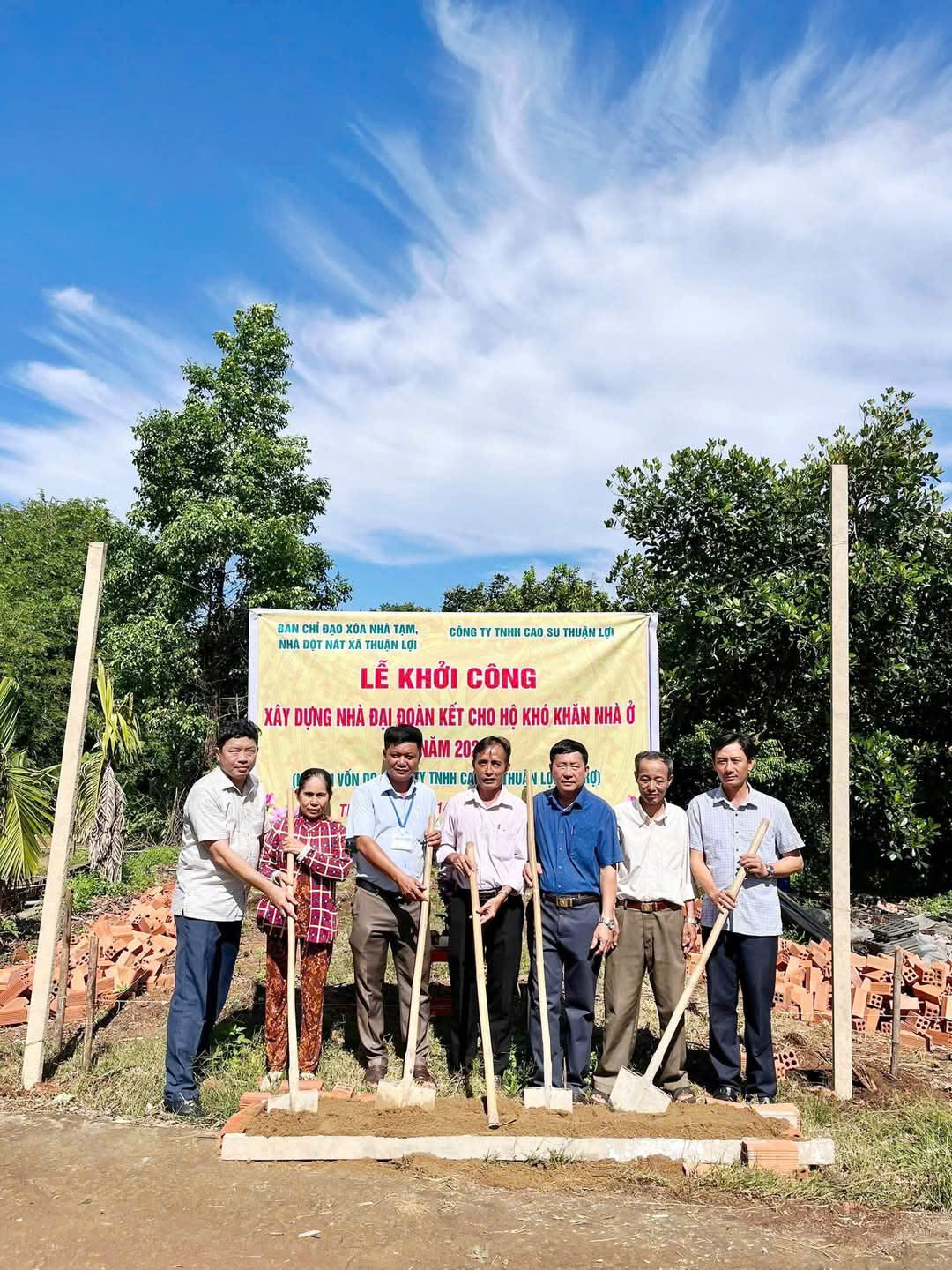 UBND xã Thuận Lợi tổ chức lễ khởi công xây dựng nhà Đại đoàn kết.